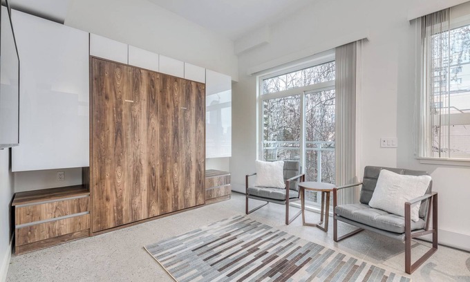West End Apartment | PENTHOUSE - Pet Friendly Studio@1170 Barclay