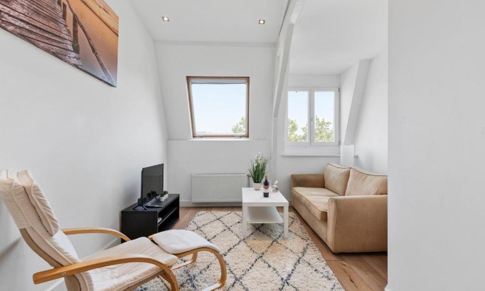 Oude Pijp Apartment | Penthouse spacious apartment with canal view