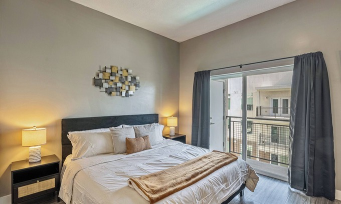 Downtown Salt Lake City Apartment | Penthouse Studio/Pool/Htub/King Bed/Free Parking