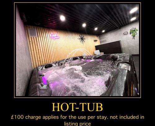 Birmingham House | Penthouse Style Luxury 2 Bedroom House has Hot-Tub, extra fees apply