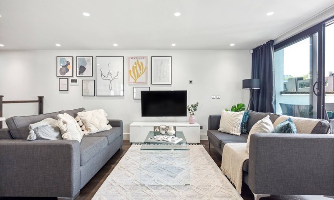 Fitzrovia Apartment | Penthouse with Private Terrace in the Heart of Soho - Fitzrovia - 2BR 2BA Flat