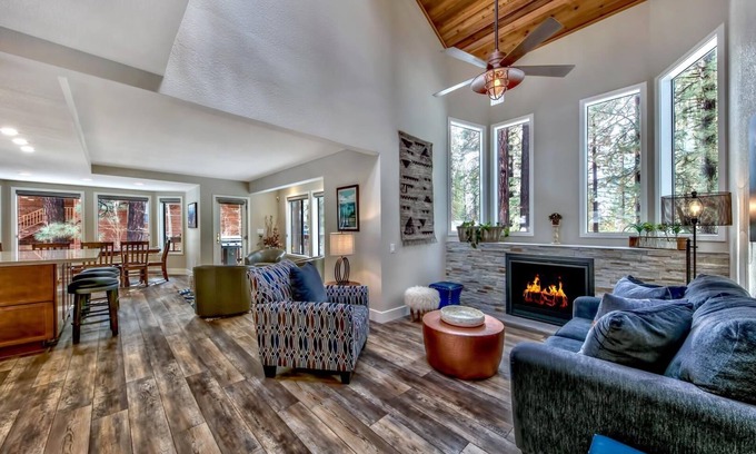 Montgomery Estates House | People’s Choice! Newly Remodeled, Home Theater, Families, Pets, Hot Tub