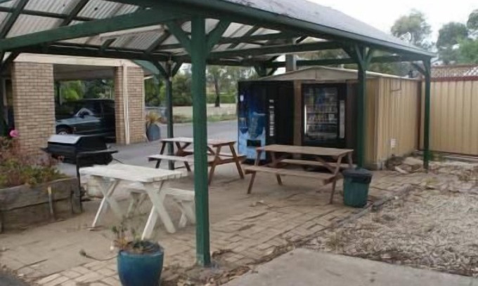 Delacombe Hotel | Peppinella Motel