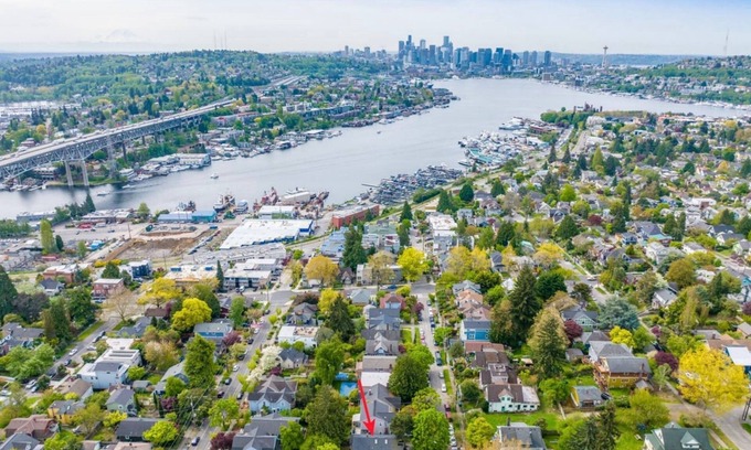 Wallingford Apartment | Perch - The Farmhouse A: Walk to Lake Union! 2BR/2BA with Parking