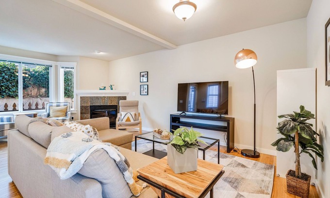 North Queen Anne House | Perch - Walk to Lake Union! Spacious 3BR/3.5BA w/ Garage