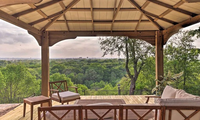 River Oaks House | Perched atop a bluff overlooking the expansive views! Near Stockyards, Dickies