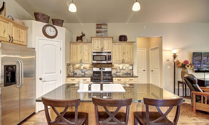 Columbia Falls House | Perfect 3b/3b townhome in Meadowlake with summer hot tub and pool!