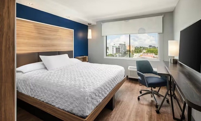 Dania Beach Hotel | Perfect Couple Escape | Steps to Frost Park, Marina, Parking!
