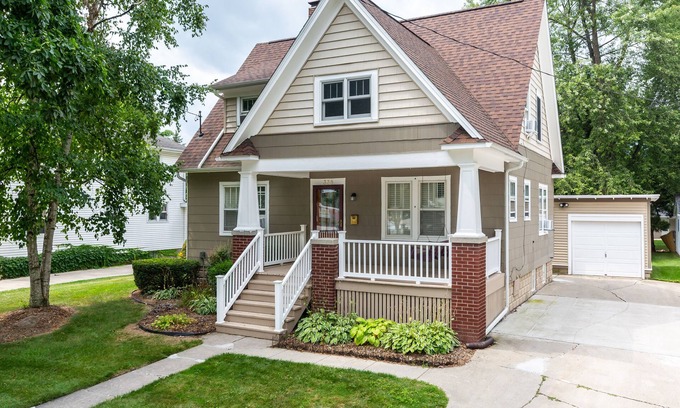 Frankenmuth House | Perfect Downtown Frankenmuth Location! Sleeps Up to 12 and Walk to Everything!