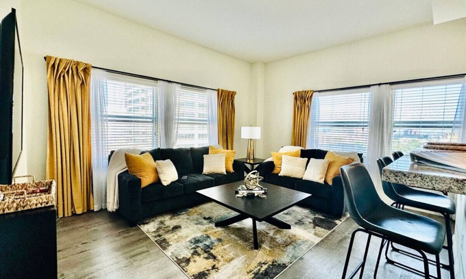 Mile Square Apartment | Perfect Downtown Location For Events And Sports