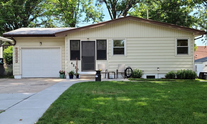 Omaha House | Perfect Family Vacation Home Or Cozy Getaway Located in South Omaha
