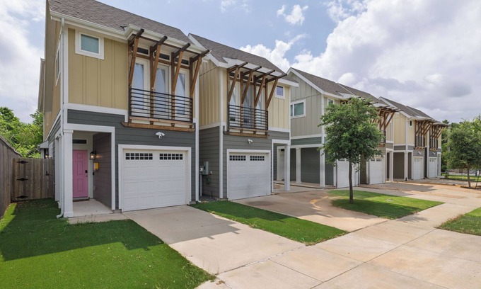 Lewisville House | Perfect for Families & Groups, Prime Location