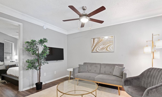 Brentwood Apartment | Perfect for Monthly Bookings! Modern, Cozy Gem