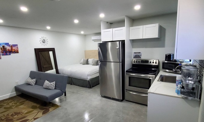 Pembroke Park Apartment | Perfect Guest house/studio just 15mins drive to the beach for a relaxing getaway