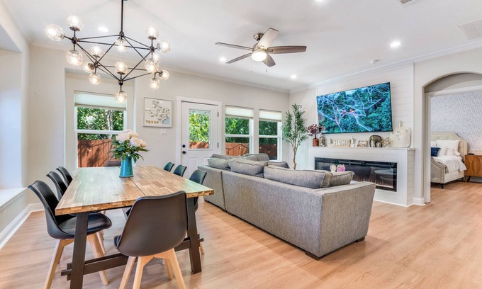 West Dallas House | Perfect Home Base for Your Adventure-near Downtown and Uptown Dallas