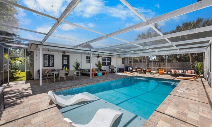 Seminole Villa | Perfect location 6 Bedroom, 4 Bathroom house. GameRoom,HeatedPool. 5min to Beach