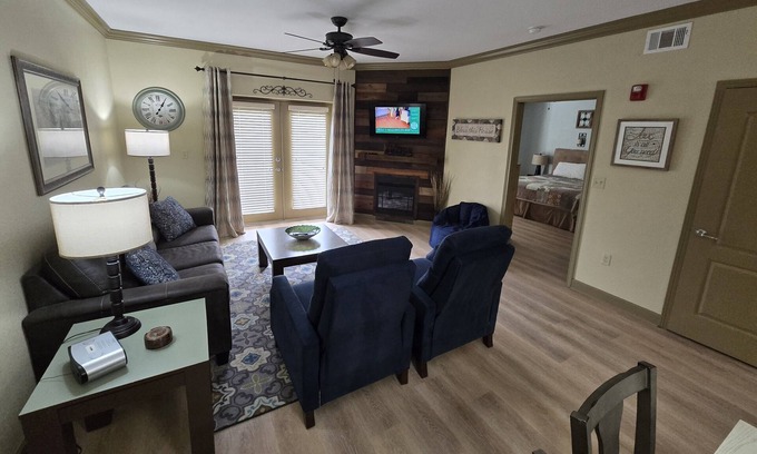Pigeon Forge Condo | PERFECT LOCATION-close to Dollywood & all attractions! Right off the parkway.