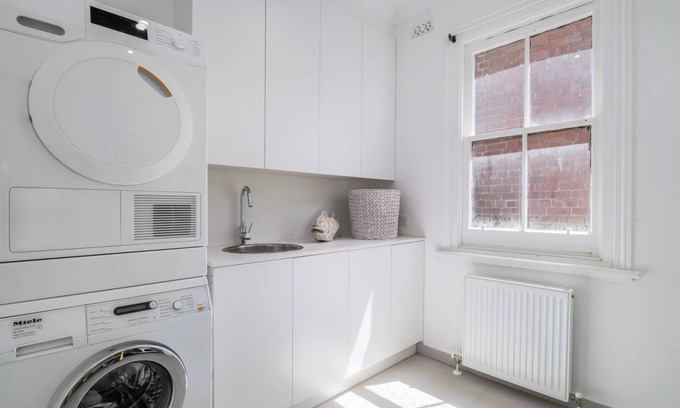 Princes Hill Apartment | Perfect Parkside Princess Hill Retreat. Sleeps 6.