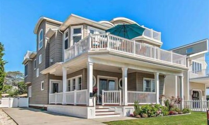 Avalon House | Perfect Seashore Home one block from the beach & close to tennis and playground.