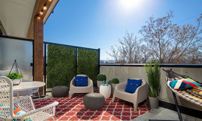 Kelowna Central Business District Condo | ★ PERFECT SPOT DT ★ Large Private Patio, Sandy Beaches, Nightlife & King Bed