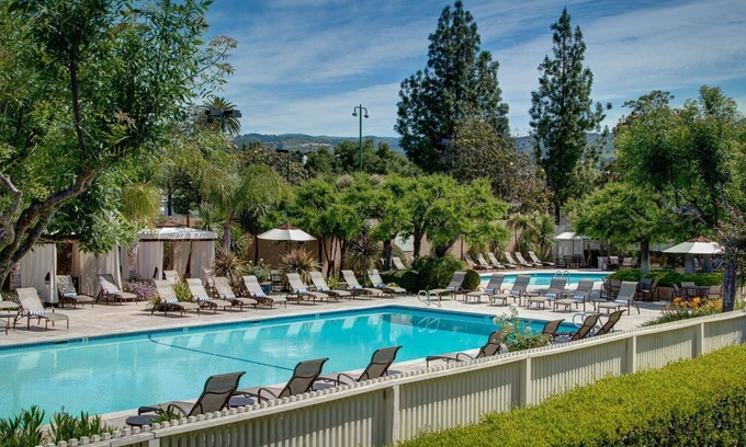 Napa Hotel | Perfect Spot in Napa! Short Drive from Black Stallion Winery, Pool, Free Parking
