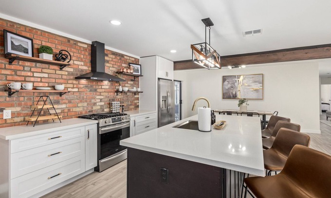 Alhambra House | Perfect Super Bowl and PGA home! Centrally located