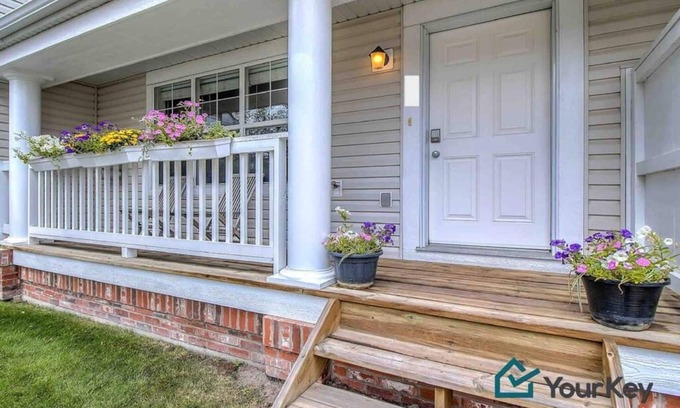 Calgary House | Perfect Townhome with Large Bedrooms and Parking for 2 Vehicles