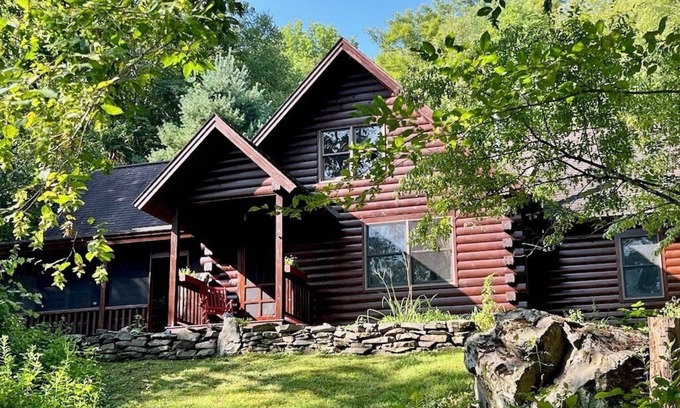 West Arlington House | Perfect Vermont Log Cabin - Footsteps from the famous Battenkill River!