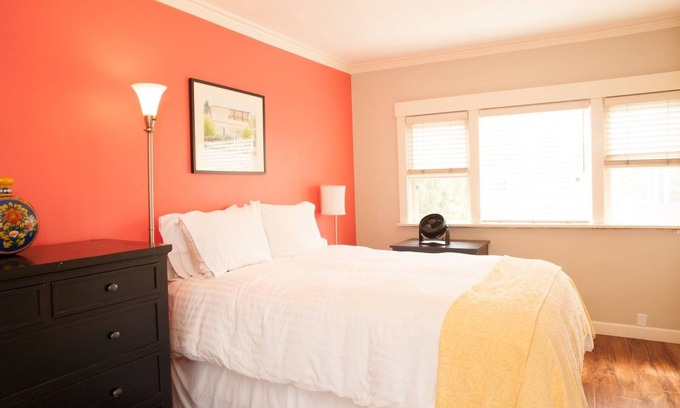 West Beach House | Perfect West Beach Location! 2 Level 1BR/1Ba. Walk everywhere! Rooftop Garden!
