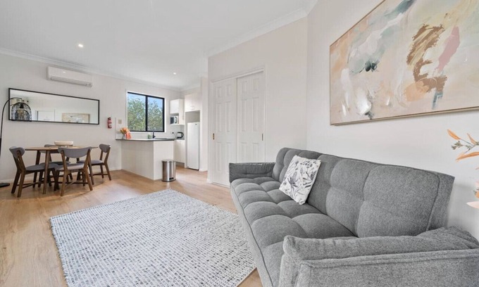 Pokolbin Apartment | Perfectly Located Queen Room with Living Space