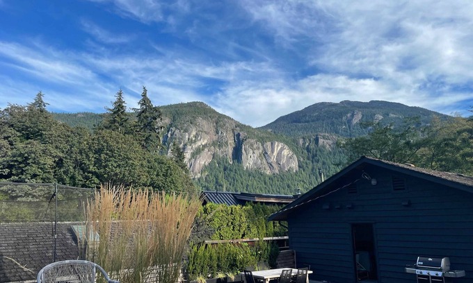 Squamish House | Pet and Family-friendly Oasis In Beautiful Smoke Bluffs Park