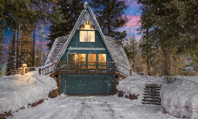 McCall House | Pet Friendly, 10 Guests, Walking Distance to Payette Lake/Downtown, Hot Tub!