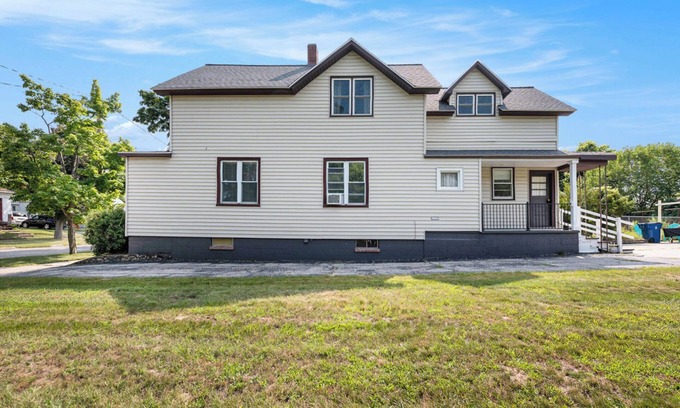 Manistee House | Pet Friendly 3 Bed house close to everything!