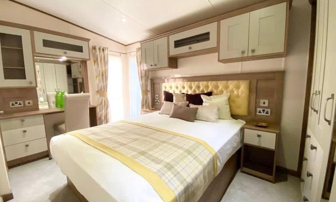 Tattershall Cabin | Pet-Friendly 3-Bed Lodge for 8, Tattershall Lakes