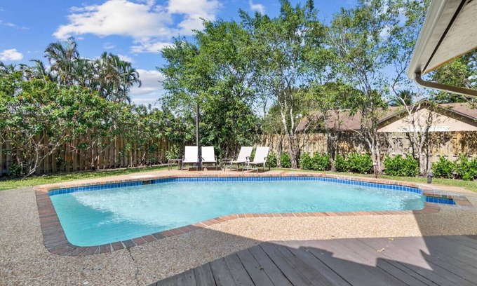 Tropic Palms Apartment | Pet Friendly 8 Min to Atl