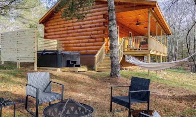 Piper Gap Cabin | Pet friendly-acreage-hot tub-creek