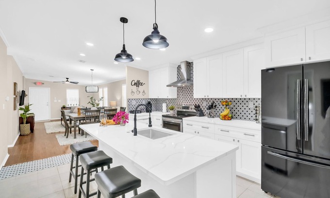 Dunedin Cottage | Pet Friendly! Beaches, Breweries & Blue Jays – DT Dunedin, Near Marina & Trail.