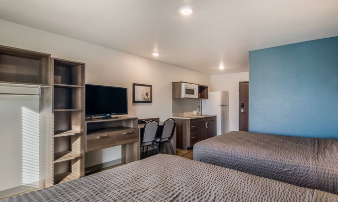 Greenville - Spartanburg Hotel | Pet-Friendly Budget Room Close to Michelin HQ & Paris Mountain Park