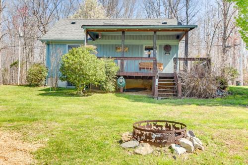 Byrdstown House | Pet-Friendly Byrdstown Cottage with Deck and Fire Pit!