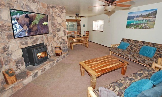 Tahoe Paradise House | Pet Friendly - Central to 3 Ski Resorts!