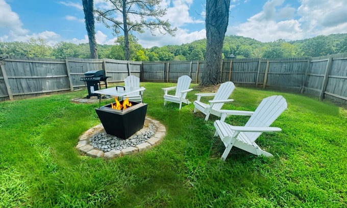 Groveoak Apartment | Pet-Friendly Cabin w/Views & Lake Access - Lucky Lodge