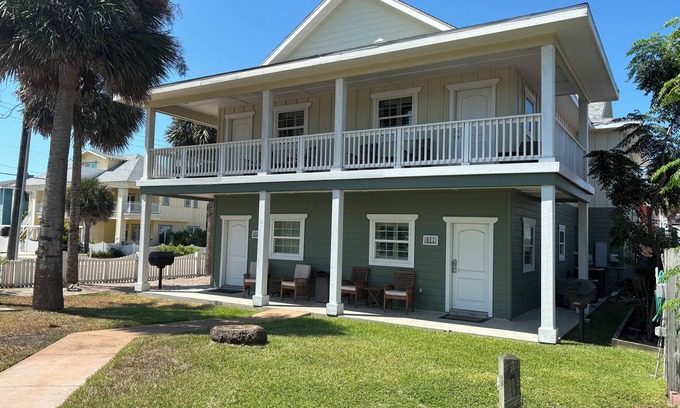 Port Aransas Condo | Pet Friendly, Close to the Beach, Golf Cart Access