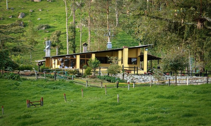 Zipacon House | Pet-friendly cottage for groups with fireplace and forests