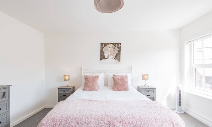Deal Apartment | Pet friendly cottage, a stone's throw away from the beach.