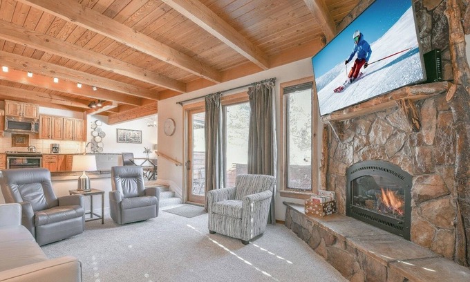 Keystone House | Pet Friendly, Cozy and Spacious, Free Shuttle