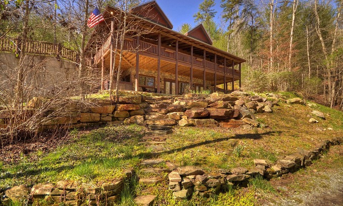 Ellijay Cabin | Pet friendly Creekside retreat! Surrounded by wineries, walk to waterfall!