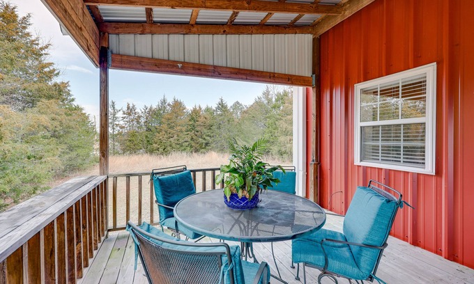 Russellville Cottage | Pet-Friendly Dover Cottage w/Deck + Mtn Views!