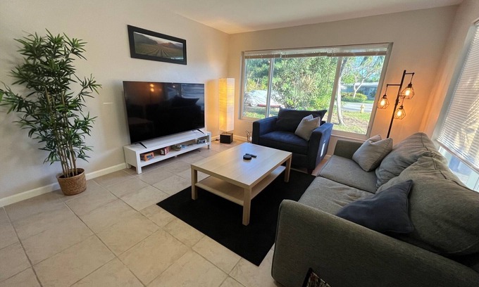 Pompano Beach House | Pet Friendly, Fully Fenced! Relaxing escape in the heart of Lighthouse Point