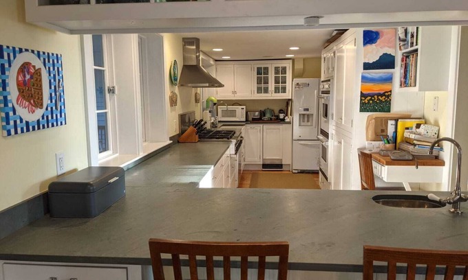 West Dover House | Pet-friendly farmhouse sleeps 10 in style - 2 min from Mt. Snow and Haystack