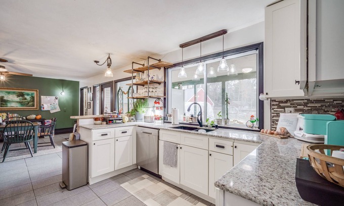 Granby House | Pet-Friendly Farmhouse with Fenced Yard – Perfect for Families & Relaxation